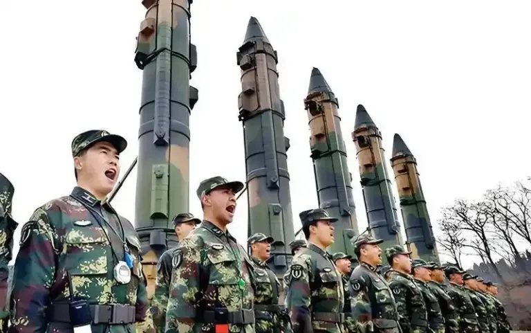 官员向参议院表示,北京的导弹部队可能挑战美国在亚太地区的主导地位。 📍 日期: 华盛顿特区 | 2025年7月2日 🛰️ 动向 美国高级国防官员向立法者表示,中国人民解放军火箭军(PLARF)迅速扩大了其导弹能力,对美国在印太地区的基地和盟友构成了严重威胁。 📡 信号 火箭军的现代化和高超音速导弹的发展代表着一项战略转变,这可能会削弱美国的威慑力,破坏地区稳定,并在发生冲突时限制美国的军事行动。 📌 核心事实(要点) 五角大楼的证词警告说,中国人民解放军火箭军在远程精确打击和高超音速导弹技术方面取得了重大进展。 中国目前部署了400多枚洲际弹道导弹,估计拥有600多枚核弹头,预计近期将超过1000枚。 导弹库包括: 1300枚中程弹道导弹(瞄准关岛的美国基地) 500枚中程导弹(射程可达阿拉斯加和澳大利亚) 900枚短程导弹(可打击台湾) 400枚可有效打击第一岛链的巡航导弹 东风-17高超音速导弹可以取代老旧系统,打击西太平洋的美国海军力量。 解放军还在构建由卫星、传感器和武器组成的精密“杀伤网”,以增强跨作战域的瞄准和指挥控制能力。 🧭 背景 中国人民解放军远程导弹部队(PLARF)是中国军事战略的核心,在北京重塑地区力量平衡、遏制美国干预台湾等热点问题的努力中发挥着关键作用。在国家主席习近平的领导下,这支部队得到了显著发展,他优先考虑核武器和导弹的现代化。 🧑💼 参与者 PLARF(中国)——负责监管常规和核导弹部队 戴维·阿尔文将军——美国空军参谋长 钱斯·萨尔兹曼将军——美国太空军太空作战部长 刘鹏宇——中国大使馆发言人 美国参议院拨款委员会——国防预算监督机构 🎙️ 回应 萨尔兹曼将军(美国太空军):“中国的情报、监视与侦察(ISR)网络使他们能够进行远距离跟踪和瞄准……我们必须减轻他们通过该网络产生的影响。” 阿尔文将军(美国空军):“中华人民共和国正在快速现代化……意图重塑国际秩序。” 中国大使馆发言人:“中国坚持和平发展……美国正在把亚太地区变成火药桶。” 🔮 展望 美国国防部优先考虑国土防御、核威慑和全球力量投射。其2026财年9616亿美元的预算申请反映了美国转向为与中国等实力相当的对手进行高端冲突做准备。 📆 时间线 2023-2024:中国人民解放军导弹部队(PLARF)导弹建设加速 2024:国防部确认中国核弹头数量超过600枚 2025:参议院证词显示解放军能力增强 2026:五角大楼国防预算申请凸显战略转变 🧠 NSS观点 美国必须为印度-太平洋地区以导弹为中心的新战场做好准备。虽然中国在弹头数量上可能落后,但其速度、精度和情报、监视与侦察(ISR)一体化能力构成了不对称威胁,可能在冲突初期瘫痪美国区域部队。 来源: 基于《新闻周刊》迈卡·麦卡特尼的报道。经美国空军和太空部队领导人在参议院拨款委员会作证后确认。 此新闻基于迈卡·麦卡特尼的报道 | 《新闻周刊》